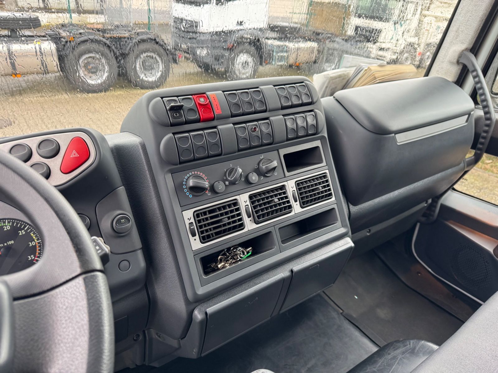 Fahrzeugabbildung Iveco 140 E240 Eurocargo 4x4 Miltär Camper Expedition
