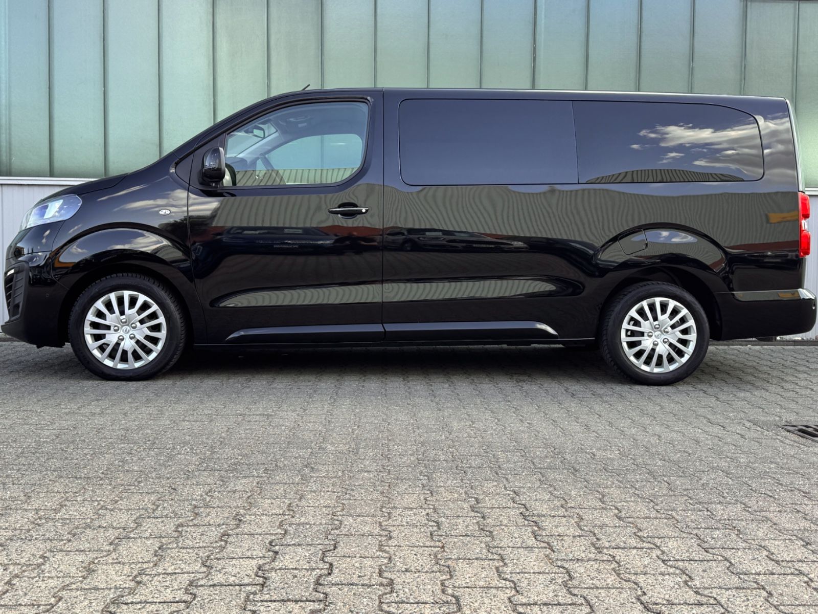 Fahrzeugabbildung Opel Zafira 2.0d Life Selection L3 *8-SITZE|CAM|AHK*