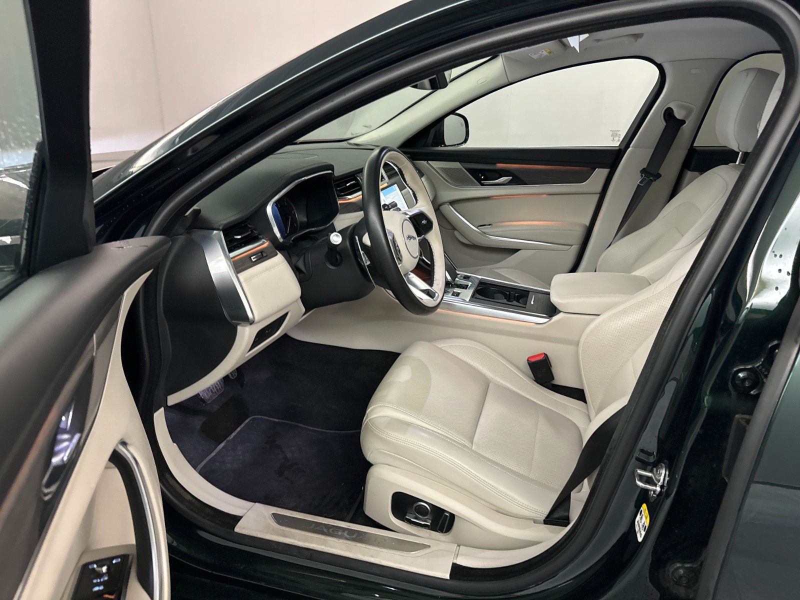 Fahrzeugabbildung Jaguar XF 200D R-DYNAMIC S AWD *ASSIST|ACC|PANO|LEDER*