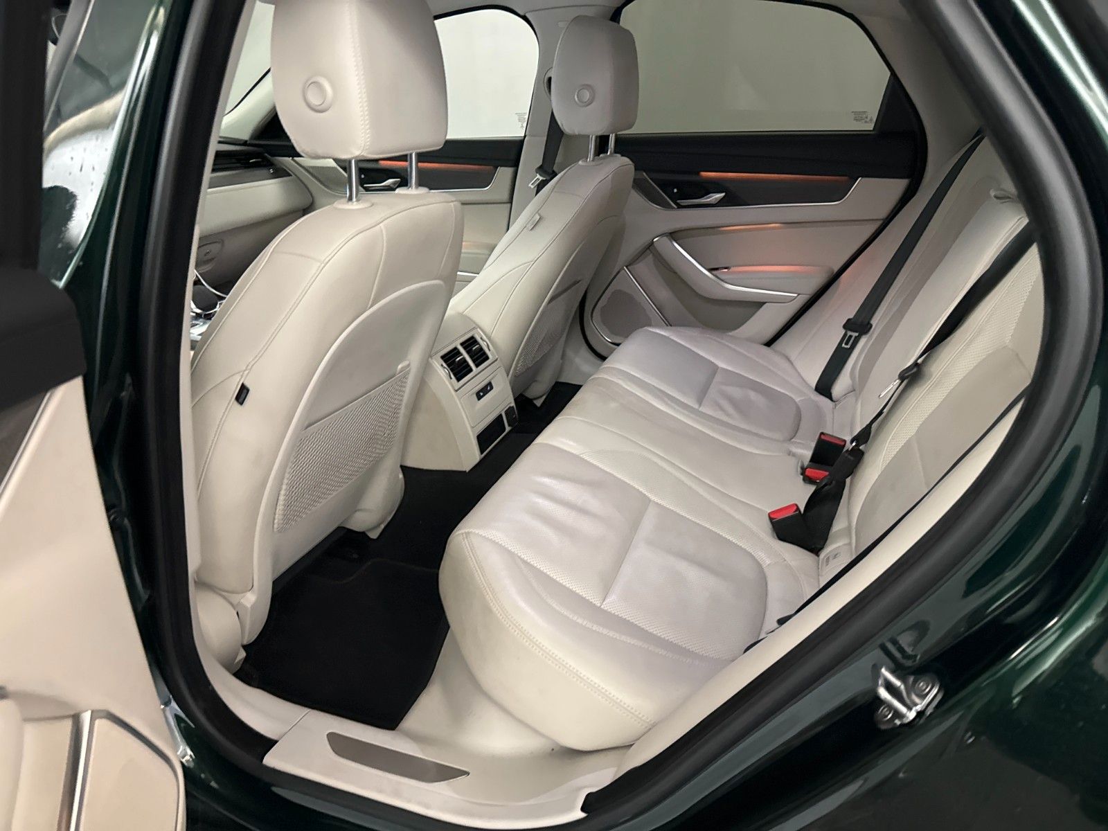 Fahrzeugabbildung Jaguar XF 200D R-DYNAMIC S AWD *ASSIST|ACC|PANO|LEDER*