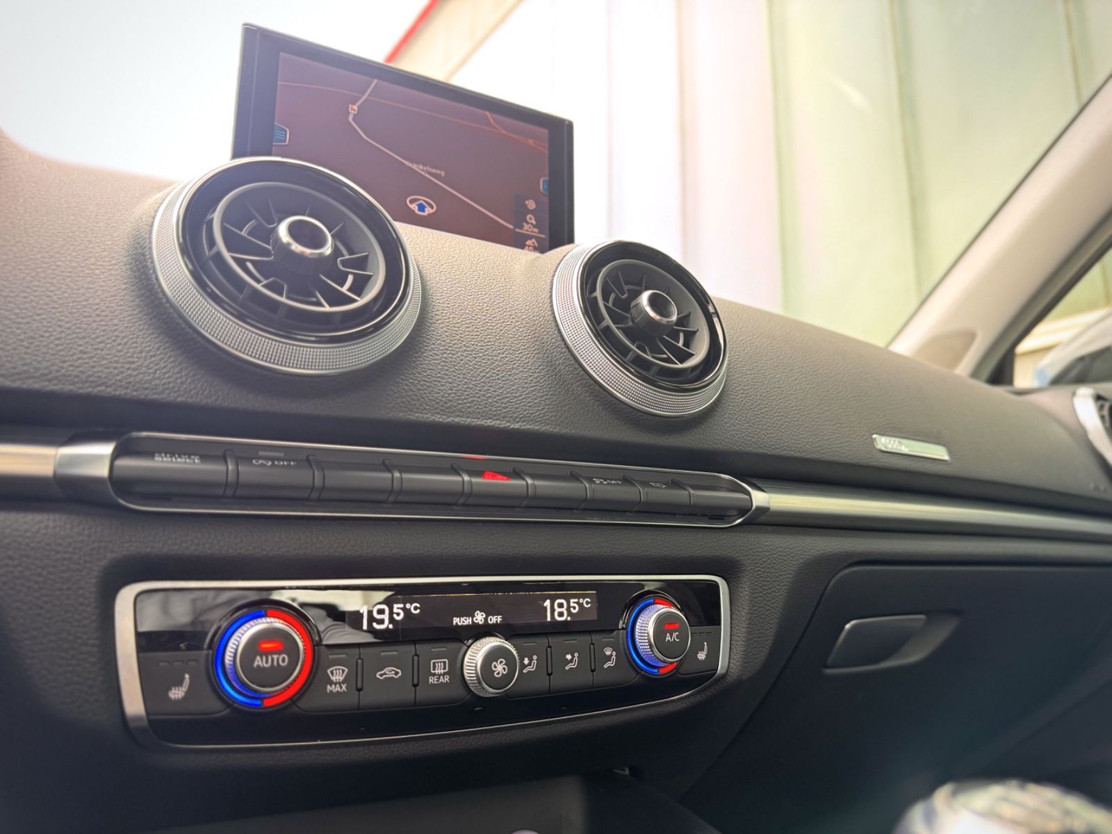 Fahrzeugabbildung Audi A3 Sportback 30 TFSI Sport *NAVI|SHZ|PDC|XENON*