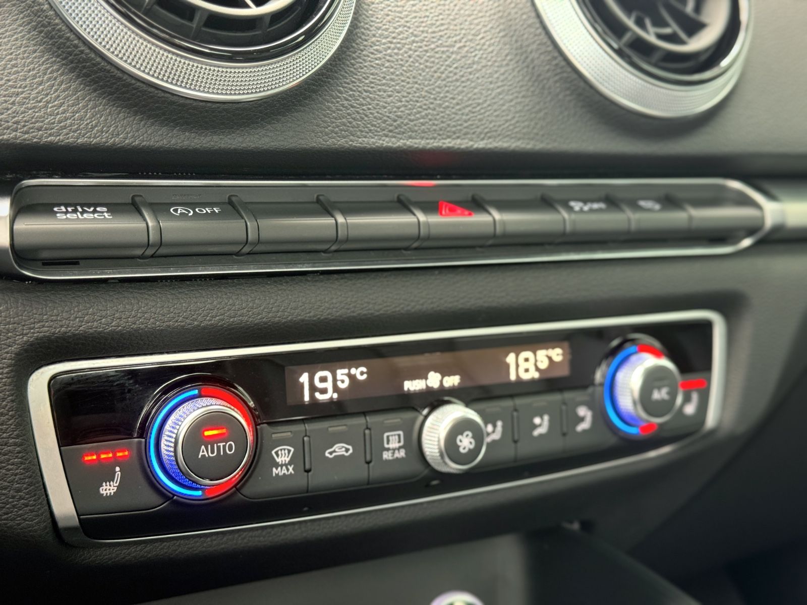 Fahrzeugabbildung Audi A3 Sportback 30 TFSI Sport *NAVI|SHZ|PDC|XENON*