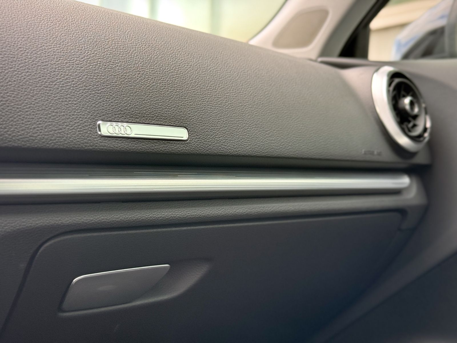 Fahrzeugabbildung Audi A3 Sportback 30 TFSI Sport *NAVI|SHZ|PDC|XENON*