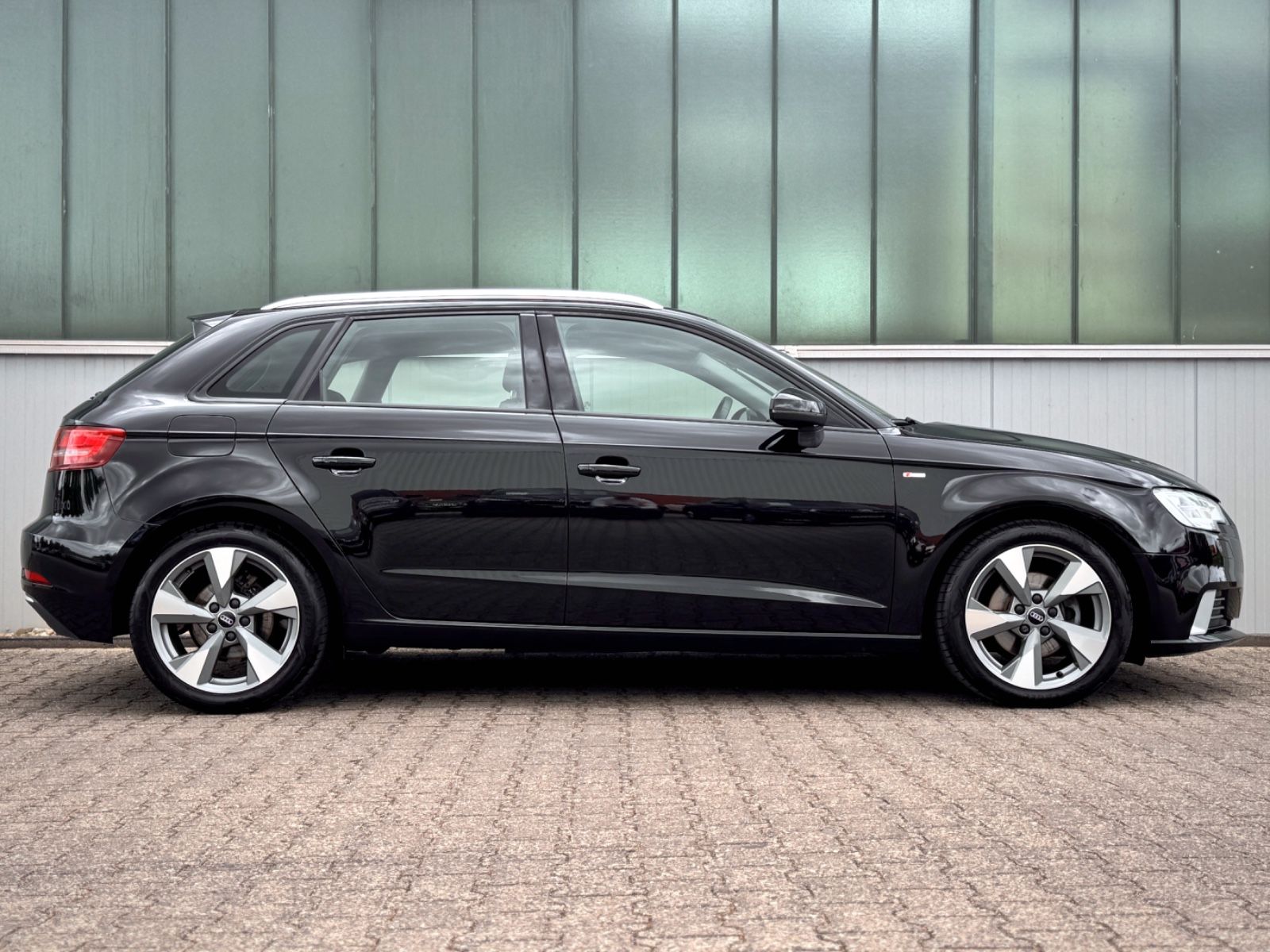 Fahrzeugabbildung Audi A3 Sportback 30 TFSI Sport *NAVI|SHZ|PDC|XENON*