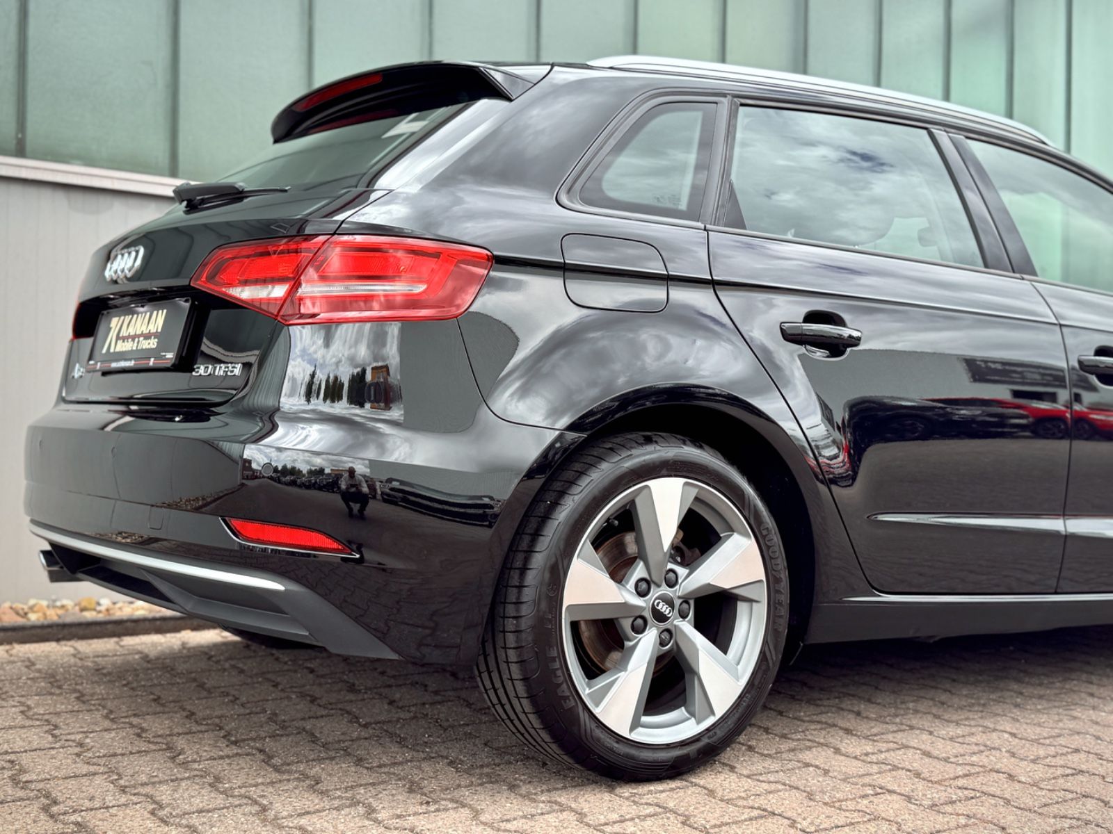 Fahrzeugabbildung Audi A3 Sportback 30 TFSI Sport *NAVI|SHZ|PDC|XENON*