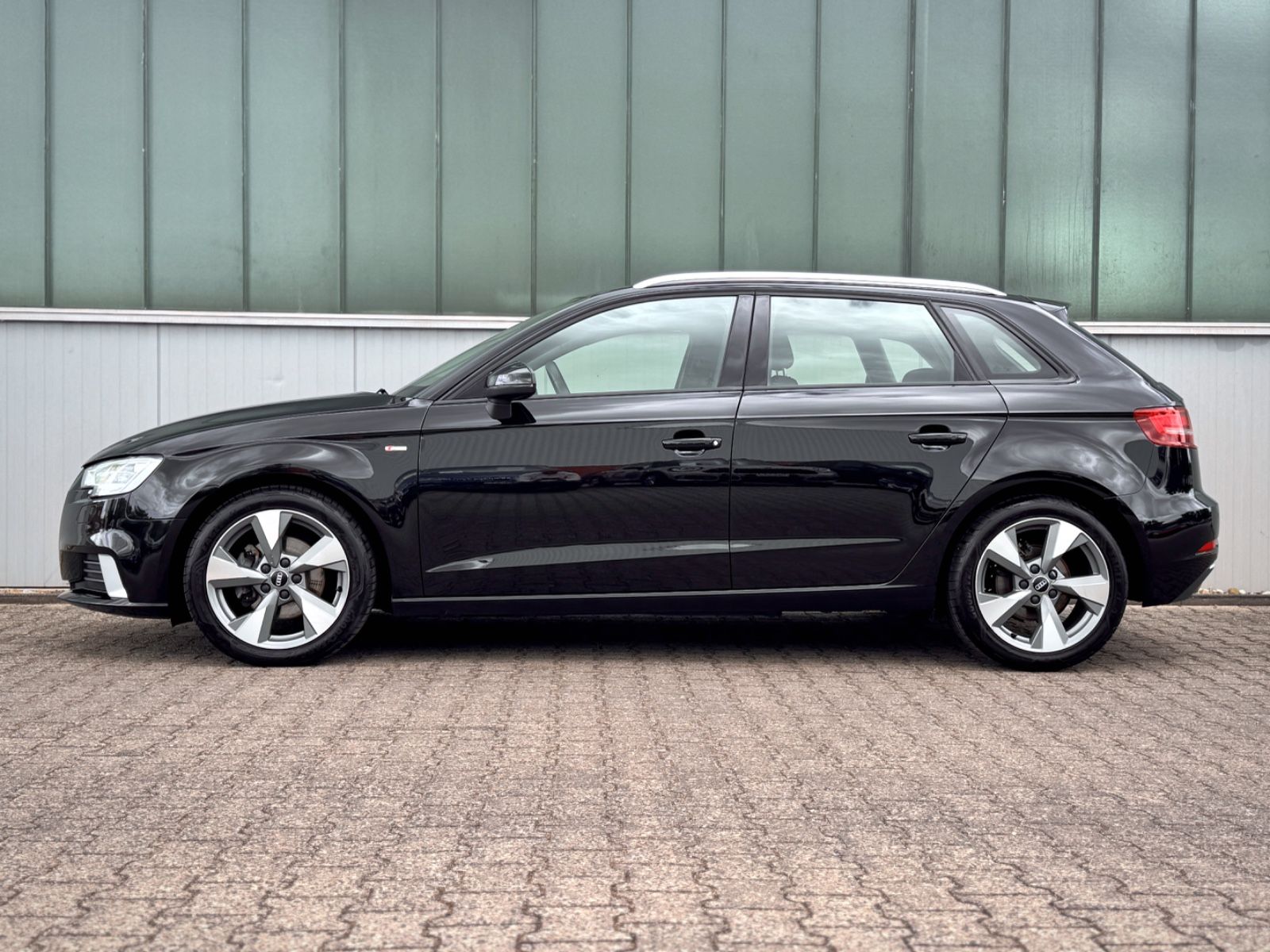 Fahrzeugabbildung Audi A3 Sportback 30 TFSI Sport *NAVI|SHZ|PDC|XENON*