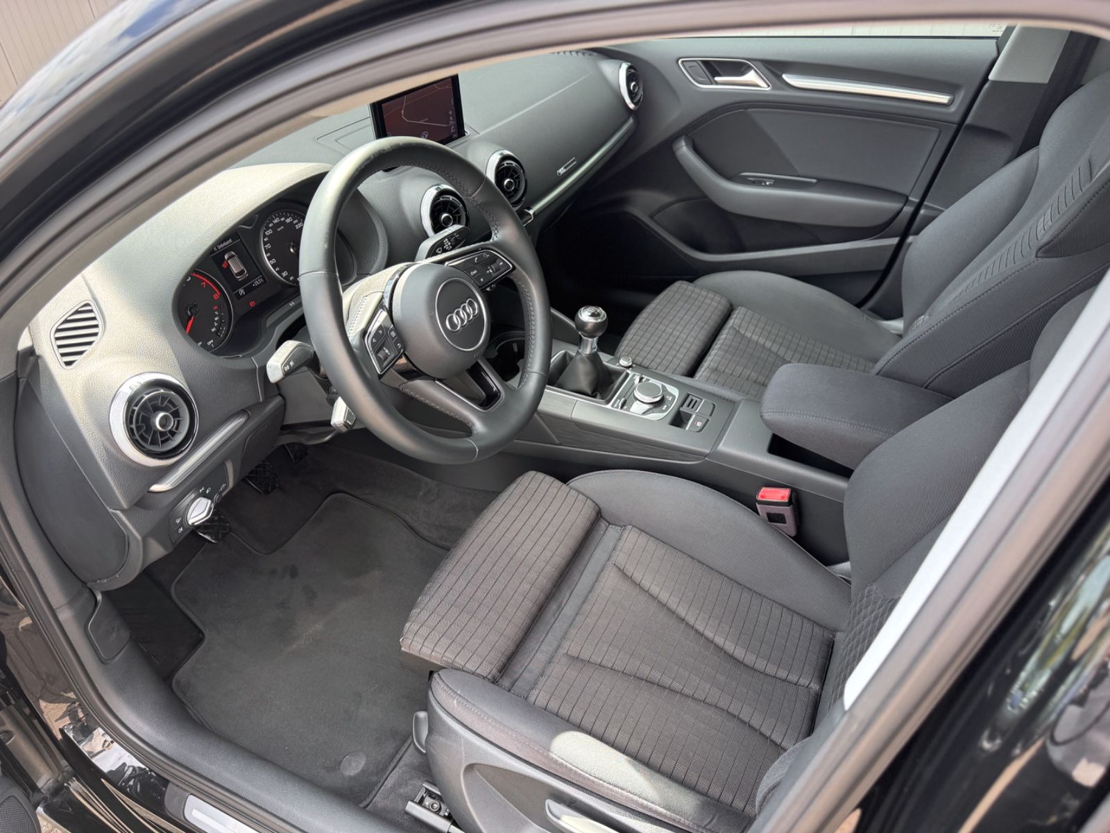 Fahrzeugabbildung Audi A3 Sportback 30 TFSI Sport *NAVI|SHZ|PDC|XENON*