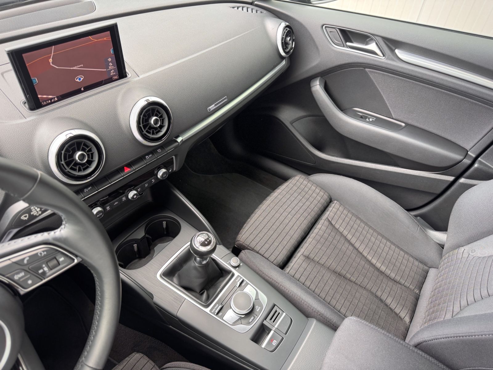 Fahrzeugabbildung Audi A3 Sportback 30 TFSI Sport *NAVI|SHZ|PDC|XENON*