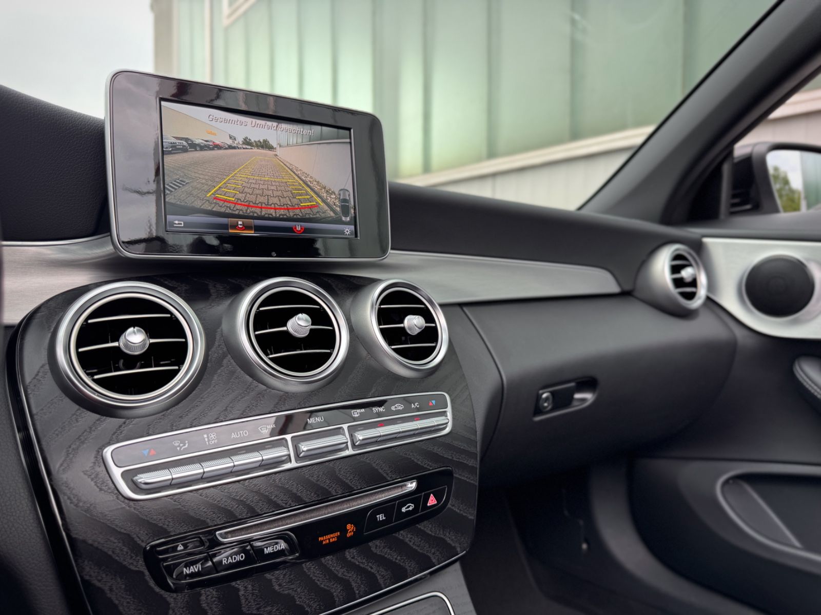 Fahrzeugabbildung Mercedes-Benz C 180 Cabriolet AMG-Line *LED|NAVI|CAM|AIRSCARF*