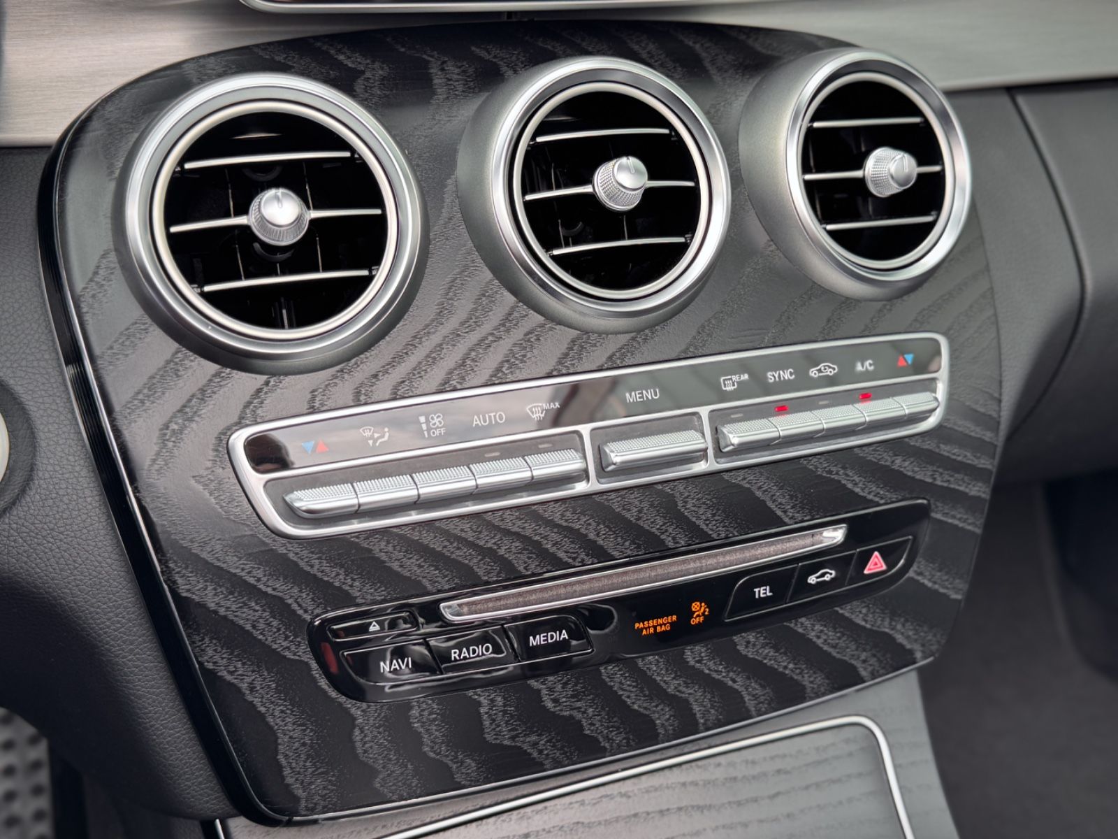Fahrzeugabbildung Mercedes-Benz C 180 Cabriolet AMG-Line *LED|NAVI|CAM|AIRSCARF*