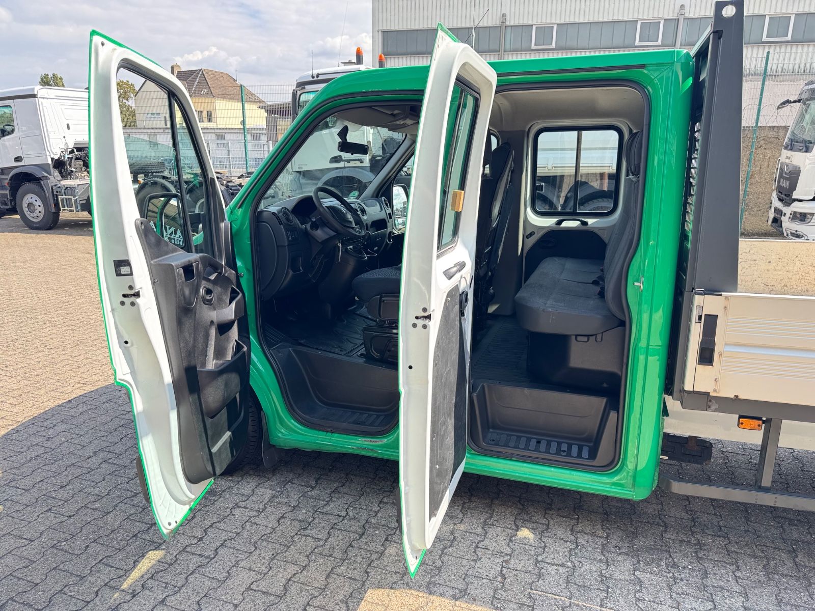 Fahrzeugabbildung Renault Master III DoKa Pritsche L3H1 3,5t