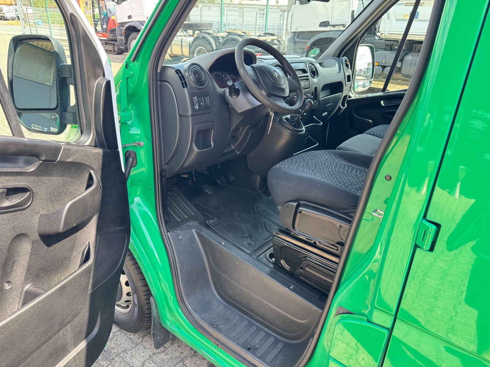 Fahrzeugabbildung Renault Master III DoKa Pritsche L3H1 3,5t