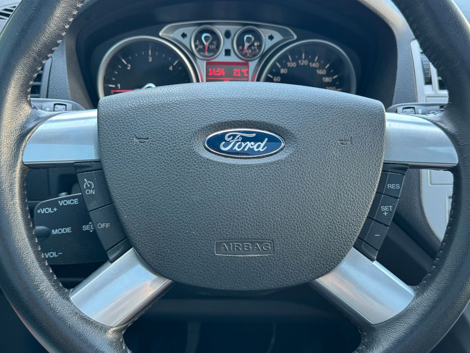 Fahrzeugabbildung Ford Kuga 2.0 TDCI Titanium 2WD *NAVI|CAM|PANO*