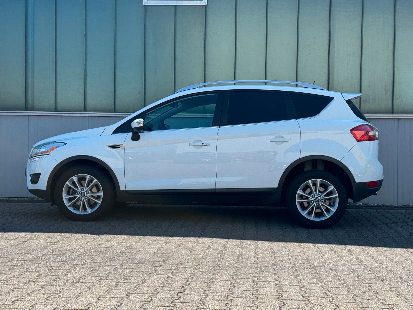 Fahrzeugabbildung Ford Kuga 2.0 TDCI Titanium 2WD *NAVI|CAM|PANO*