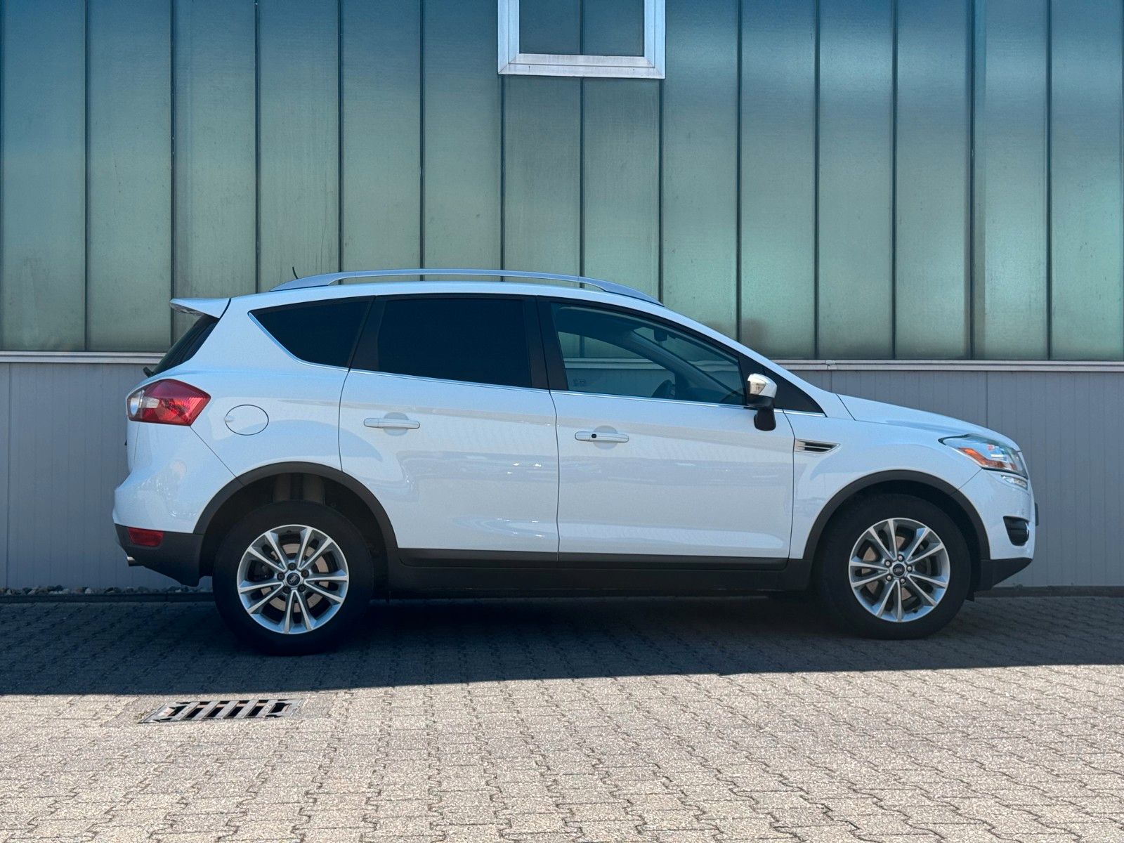 Fahrzeugabbildung Ford Kuga 2.0 TDCI Titanium 2WD *NAVI|CAM|PANO*