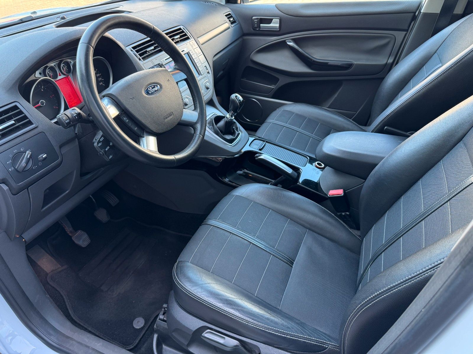 Fahrzeugabbildung Ford Kuga 2.0 TDCI Titanium 2WD *NAVI|CAM|PANO*