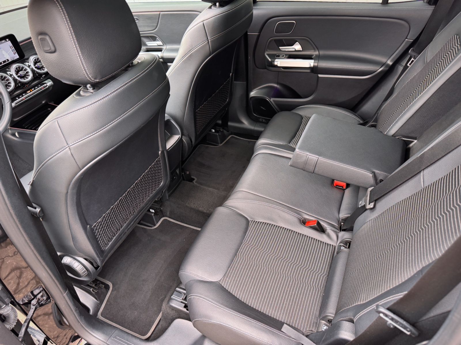 Fahrzeugabbildung Mercedes-Benz GLB 200 7G Progressive *PANO|AHK|LED|HIFI|CAM*