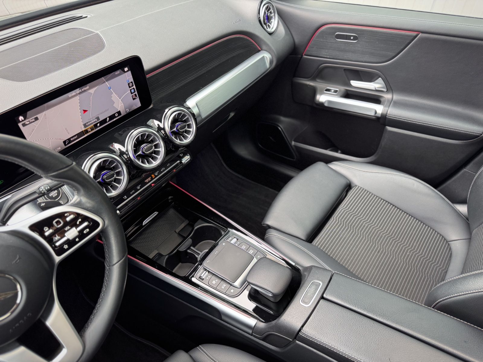 Fahrzeugabbildung Mercedes-Benz GLB 200 7G Progressive *PANO|AHK|LED|HIFI|CAM*