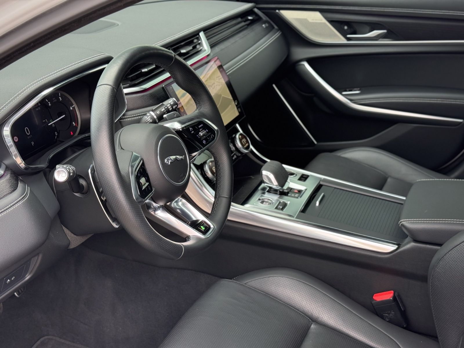 Fahrzeugabbildung Jaguar XF Sportbrake D200 AWD R-Dynamic Black*PANO|AHK*