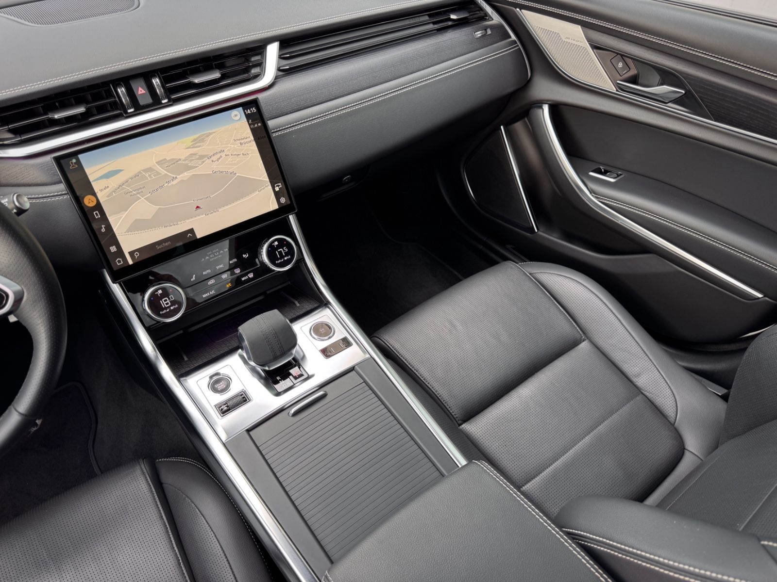 Fahrzeugabbildung Jaguar XF Sportbrake D200 AWD R-Dynamic Black*PANO|AHK*