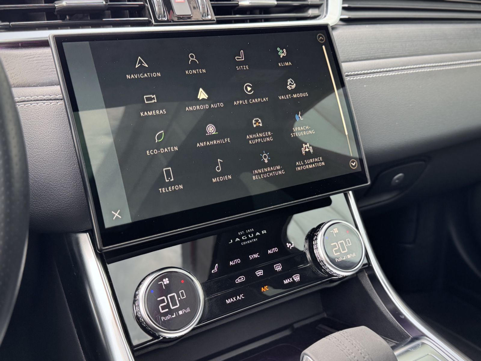 Fahrzeugabbildung Jaguar XF Sportbrake D200 AWD R-Dynamic Black*PANO|AHK*