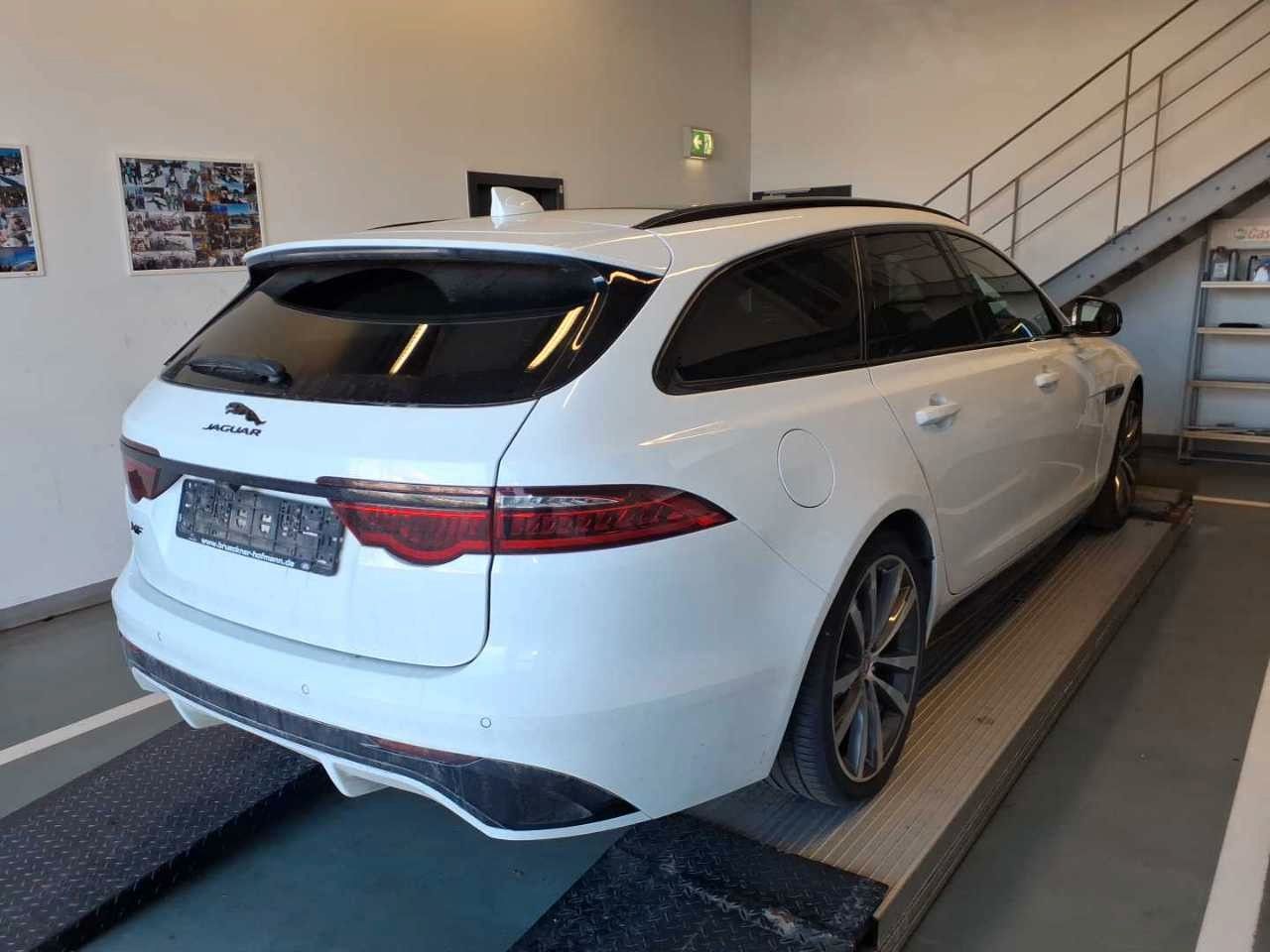 Fahrzeugabbildung Jaguar XF Sportbrake D200 AWD R-Dynamic Black*PANO|AHK*