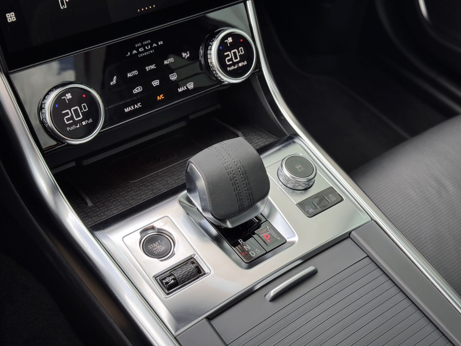 Fahrzeugabbildung Jaguar XF Sportbrake D200 AWD R-Dynamic Black*PANO|AHK*