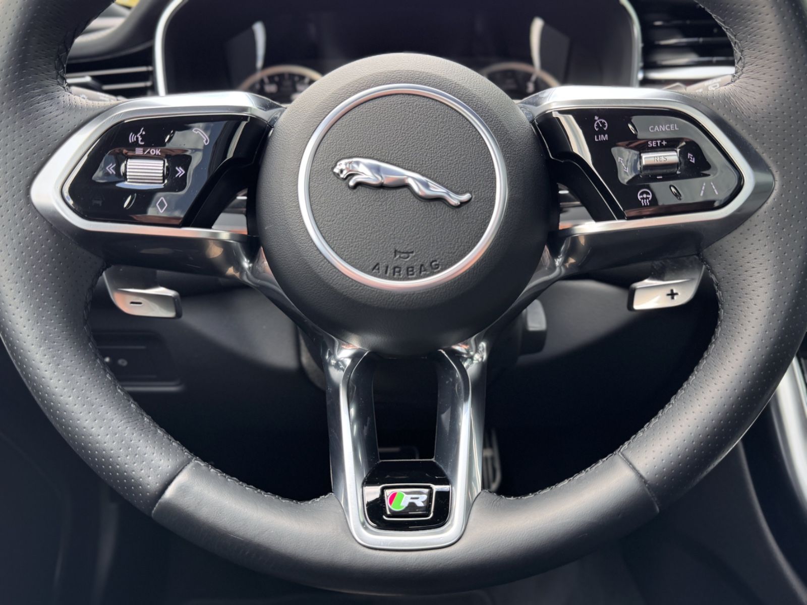 Fahrzeugabbildung Jaguar XF Sportbrake D200 AWD R-Dynamic Black*PANO|AHK*