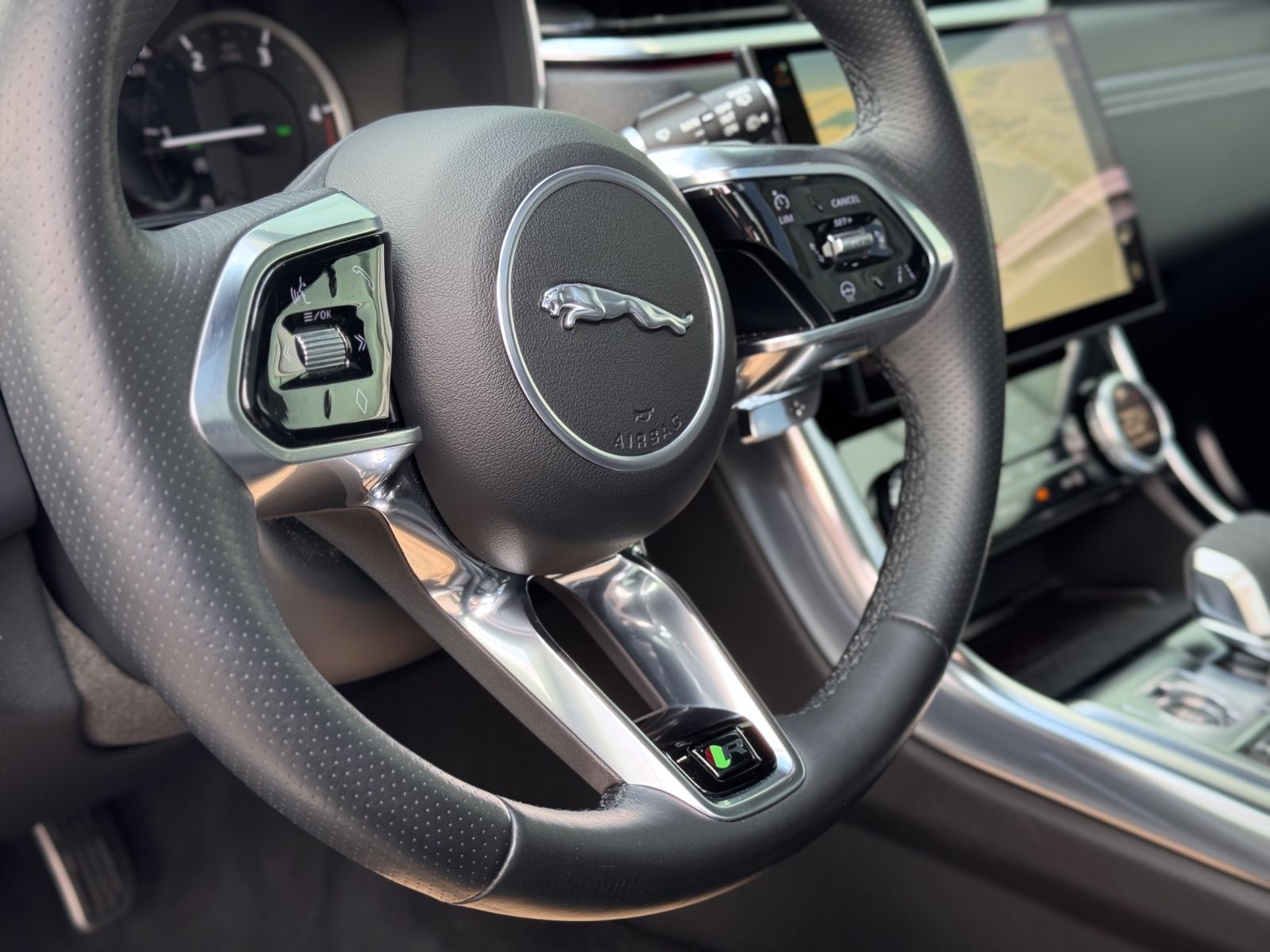 Fahrzeugabbildung Jaguar XF Sportbrake D200 AWD R-Dynamic Black*PANO|AHK*