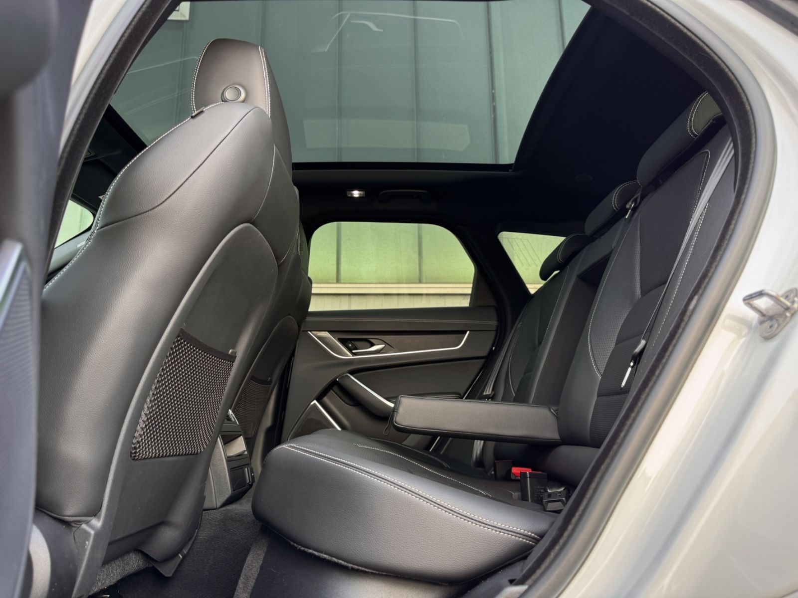 Fahrzeugabbildung Jaguar XF Sportbrake D200 AWD R-Dynamic Black*PANO|AHK*