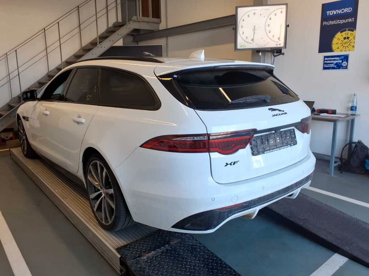 Fahrzeugabbildung Jaguar XF Sportbrake D200 AWD R-Dynamic Black*PANO|AHK*