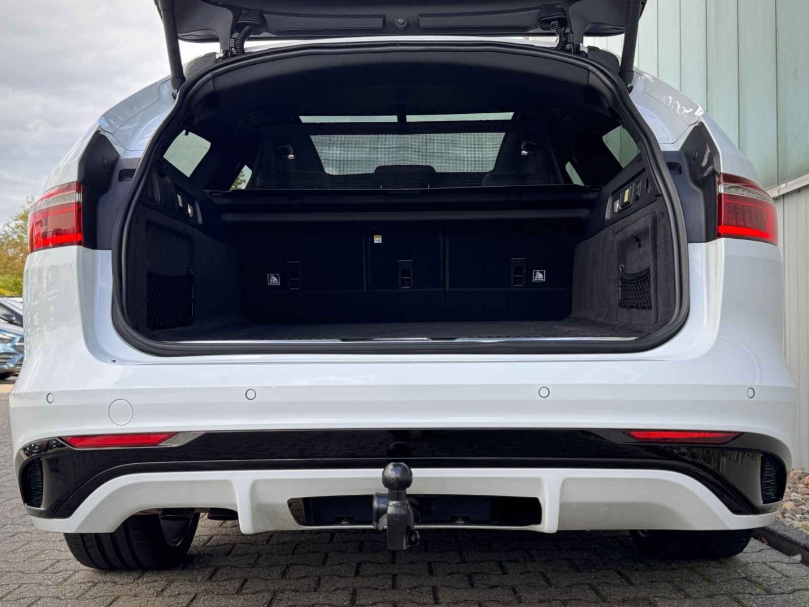 Fahrzeugabbildung Jaguar XF Sportbrake D200 AWD R-Dynamic Black*PANO|AHK*