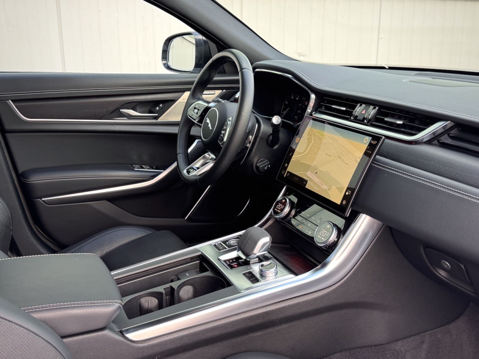 Fahrzeugabbildung Jaguar XF Sportbrake D200 AWD R-Dynamic Black*PANO|AHK*