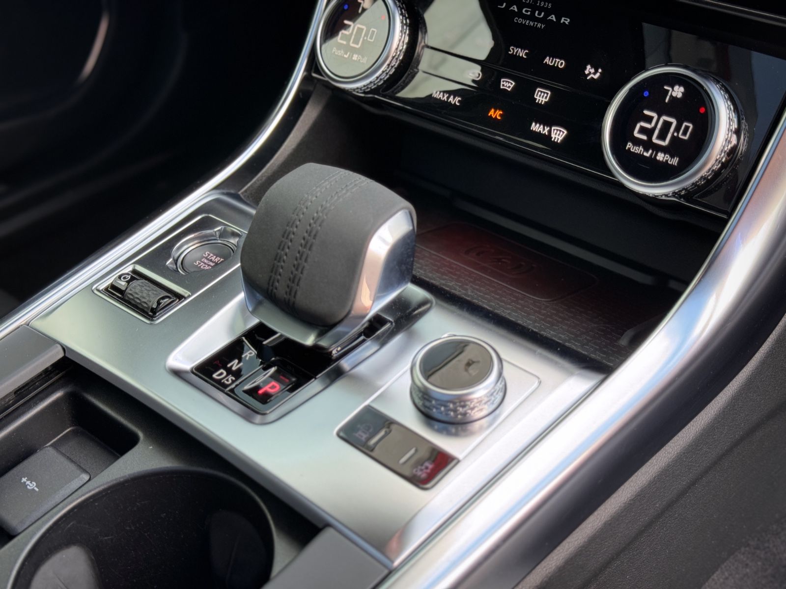 Fahrzeugabbildung Jaguar XF Sportbrake D200 AWD R-Dynamic Black*PANO|AHK*