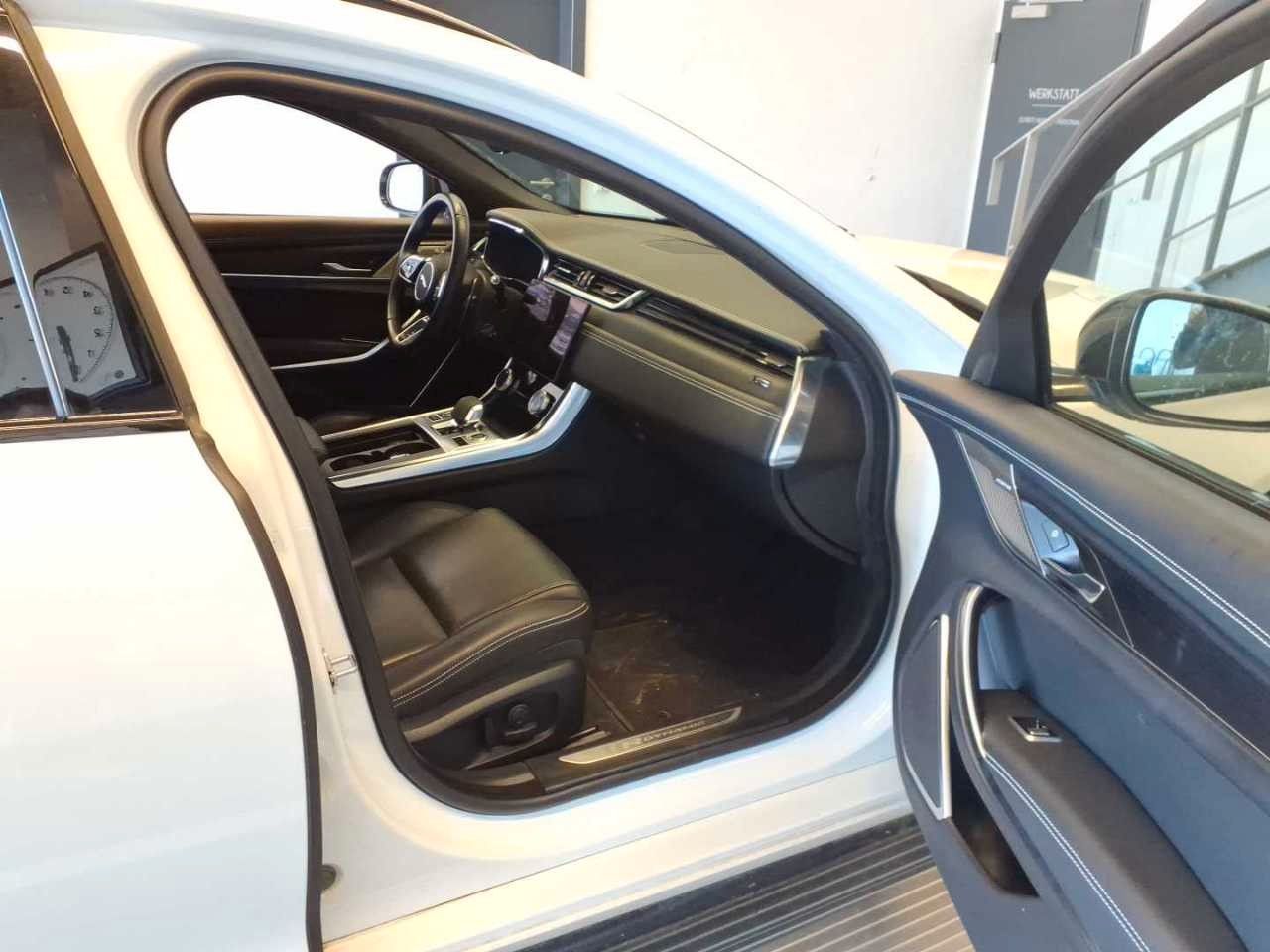 Fahrzeugabbildung Jaguar XF Sportbrake D200 AWD R-Dynamic Black*PANO|AHK*