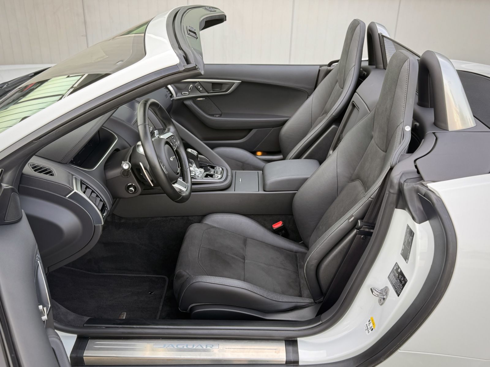 Fahrzeugabbildung Jaguar F-Type P300 Cabriolet R-Dynamic*NAVI|LED|1.HAND*