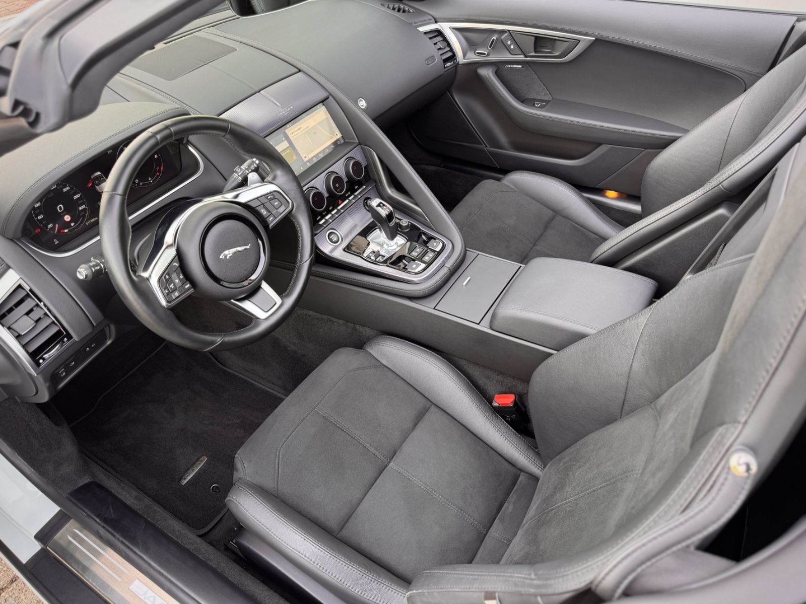 Fahrzeugabbildung Jaguar F-Type P300 Cabriolet R-Dynamic*NAVI|LED|1.HAND*