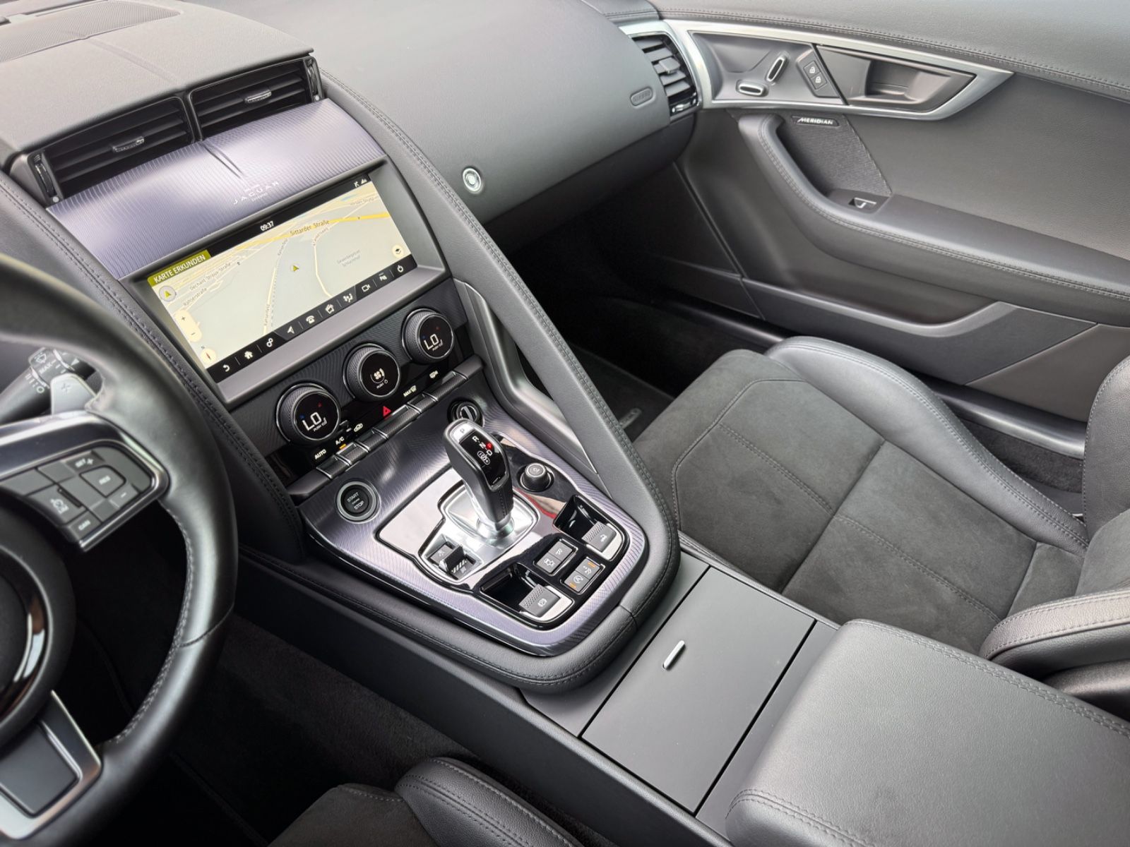 Fahrzeugabbildung Jaguar F-Type P300 Cabriolet R-Dynamic*NAVI|LED|1.HAND*