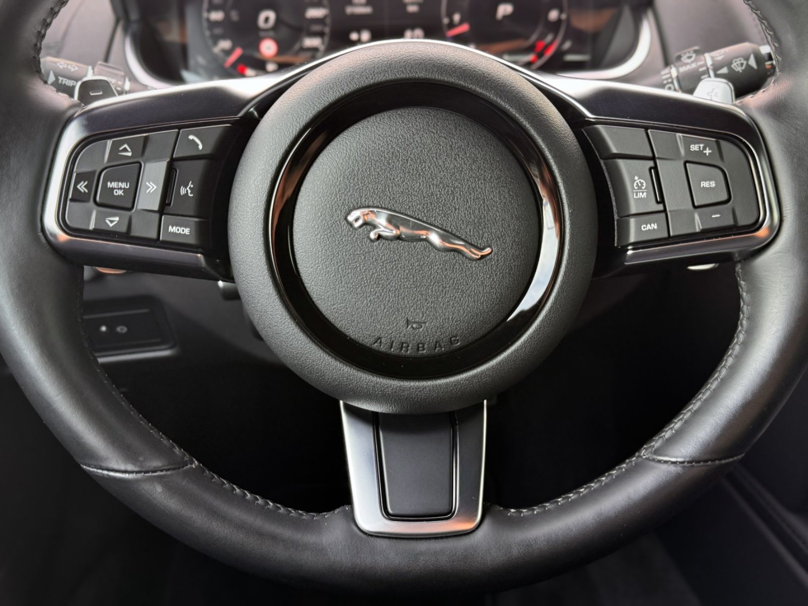 Fahrzeugabbildung Jaguar F-Type P300 Cabriolet R-Dynamic*NAVI|LED|1.HAND*