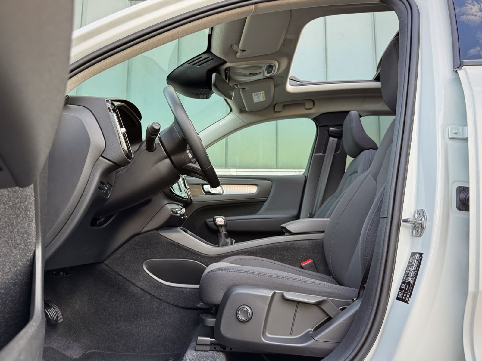 Fahrzeugabbildung Volvo XC40 1.5T3 Momentum Pro *ASSIST|PANO|NAVI|HIFI*