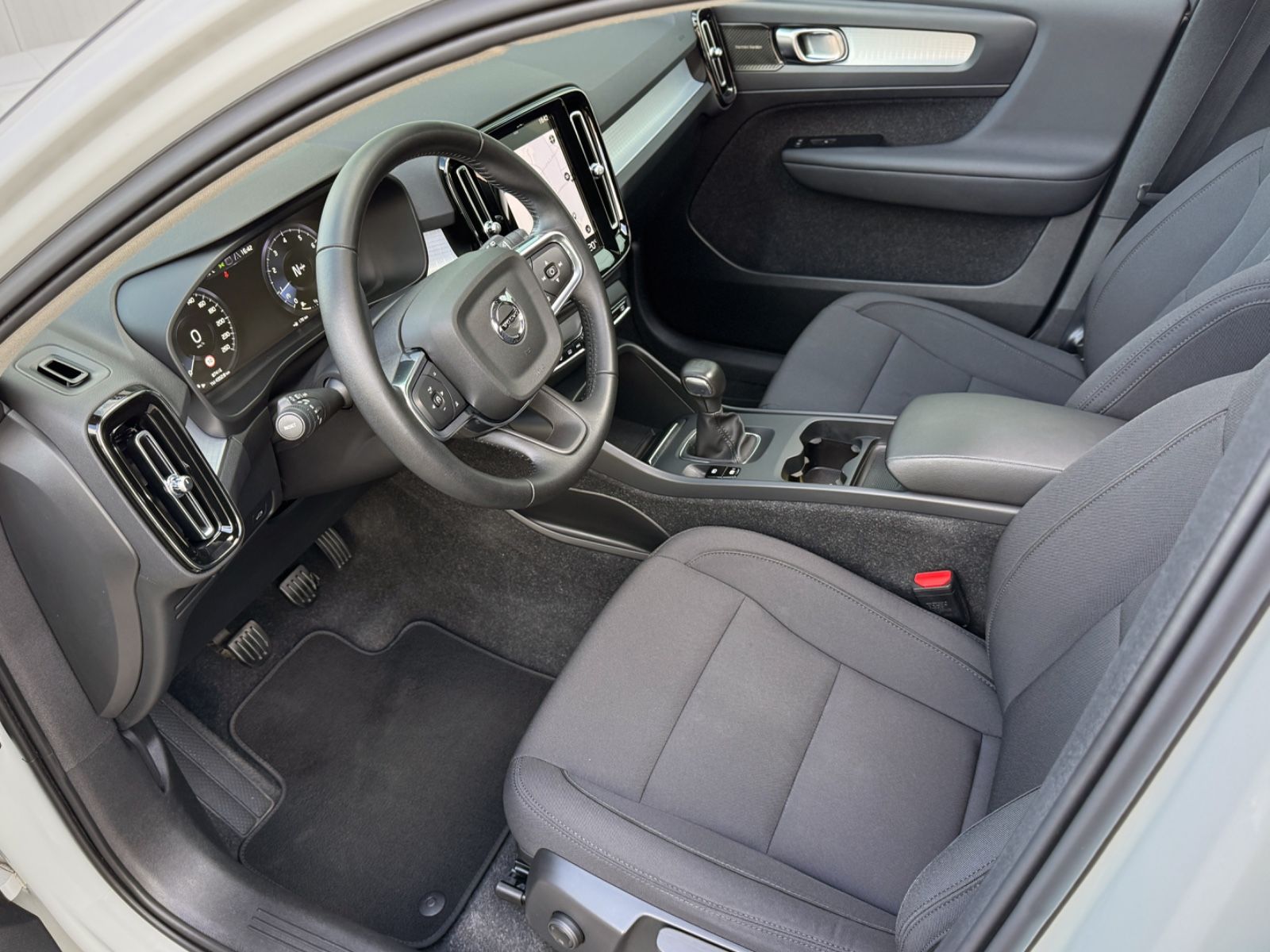 Fahrzeugabbildung Volvo XC40 1.5T3 Momentum Pro *ASSIST|PANO|NAVI|HIFI*