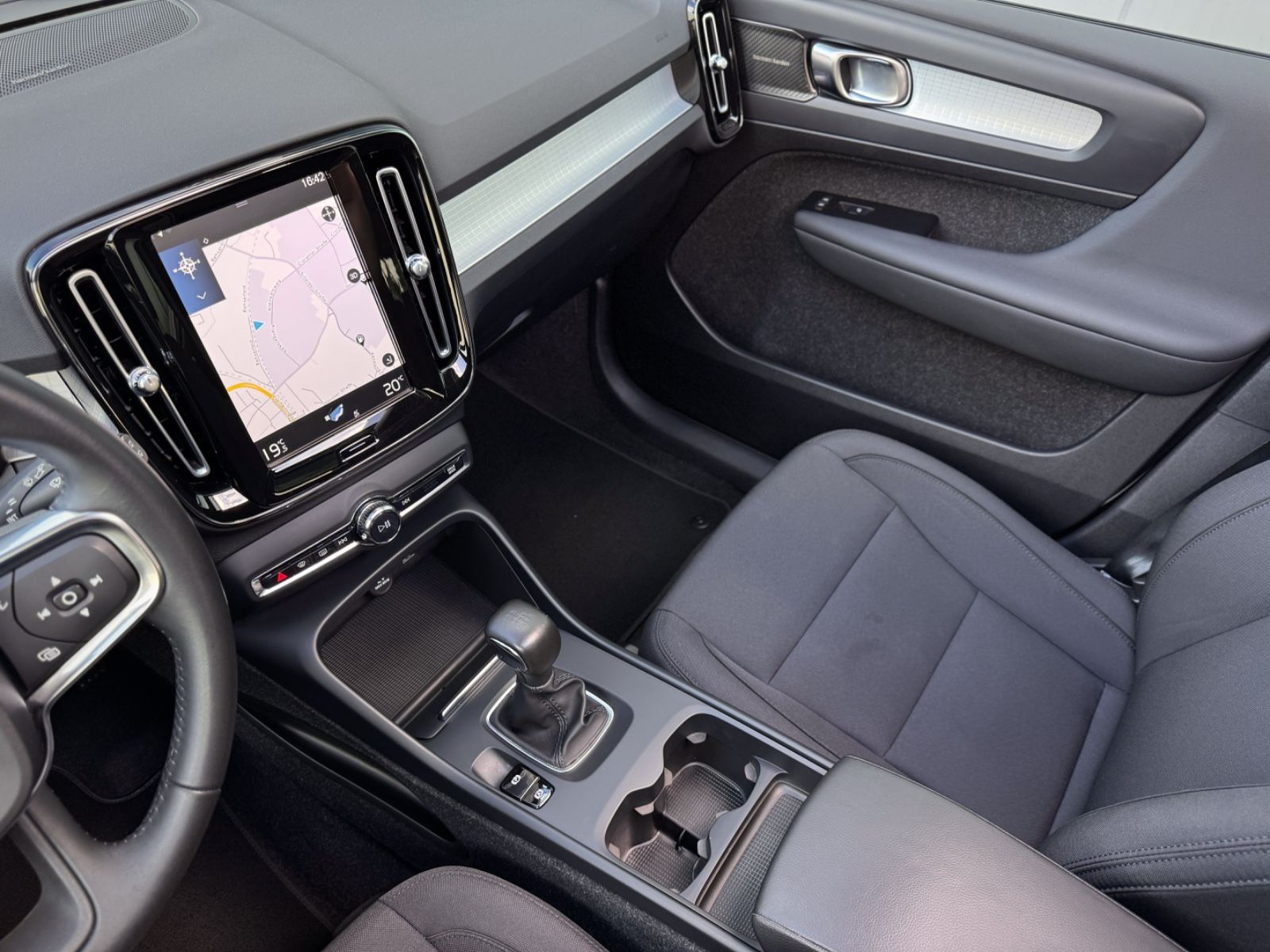 Fahrzeugabbildung Volvo XC40 1.5T3 Momentum Pro *ASSIST|PANO|NAVI|HIFI*