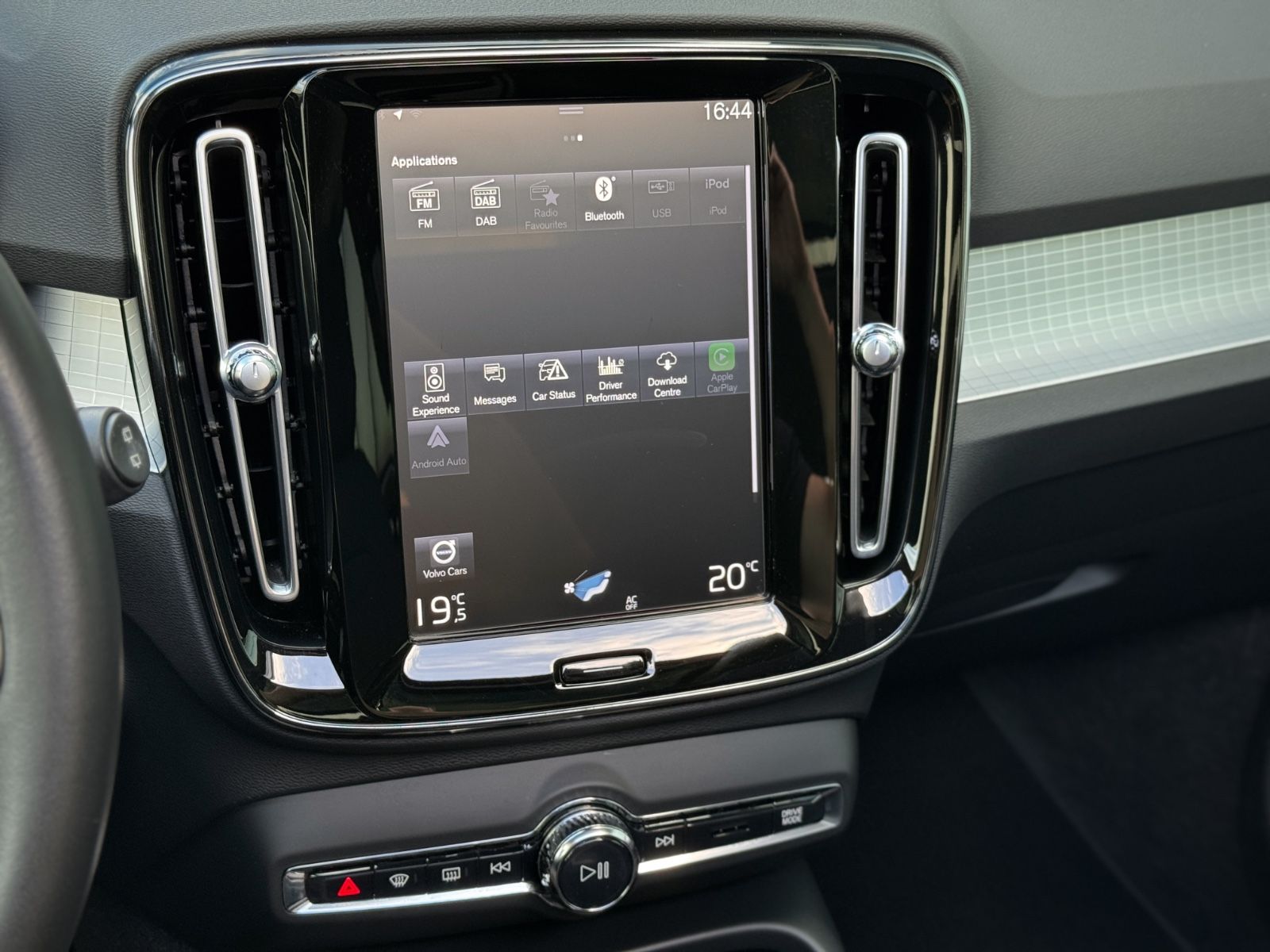 Fahrzeugabbildung Volvo XC40 1.5T3 Momentum Pro *ASSIST|PANO|NAVI|HIFI*