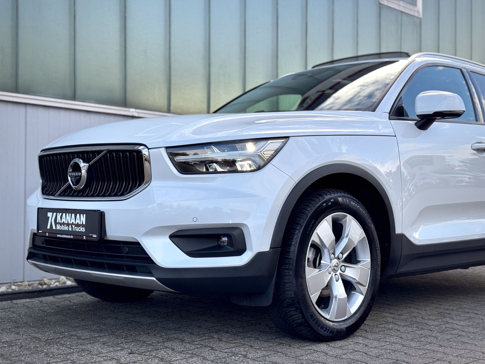 Fahrzeugabbildung Volvo XC40 1.5T3 Momentum Pro *ASSIST|PANO|NAVI|HIFI*