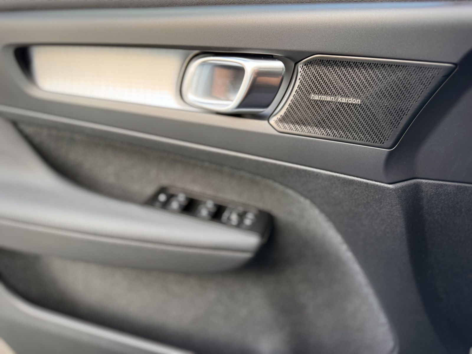 Fahrzeugabbildung Volvo XC40 1.5T3 Momentum Pro *ASSIST|PANO|NAVI|HIFI*