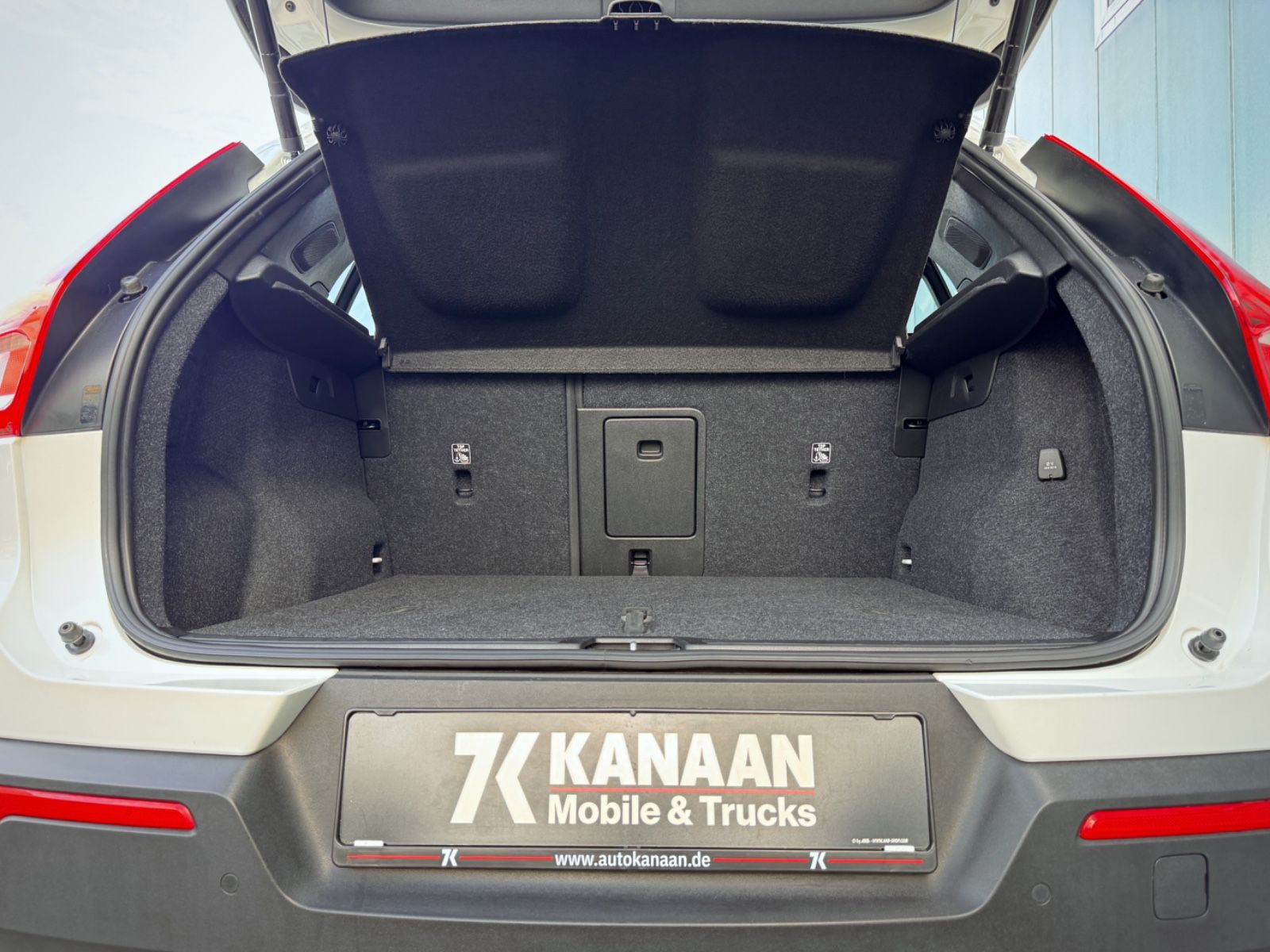 Fahrzeugabbildung Volvo XC40 1.5T3 Momentum Pro *ASSIST|PANO|NAVI|HIFI*
