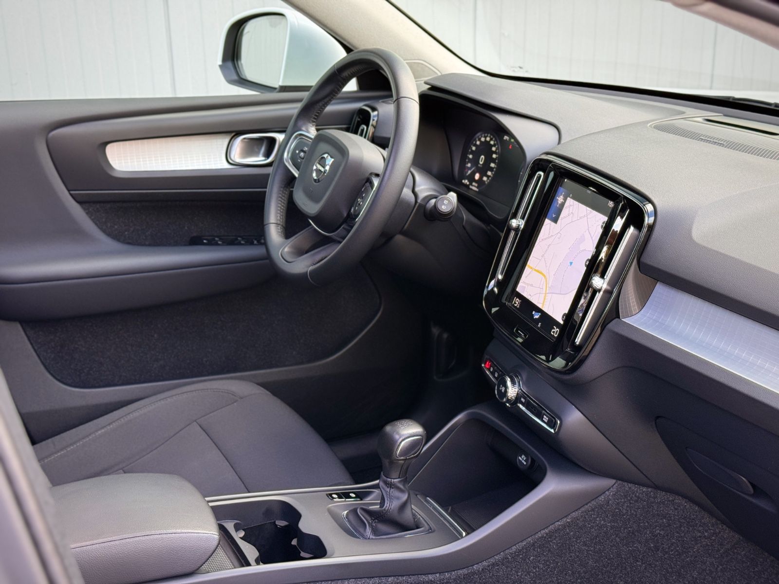 Fahrzeugabbildung Volvo XC40 1.5T3 Momentum Pro *ASSIST|PANO|NAVI|HIFI*