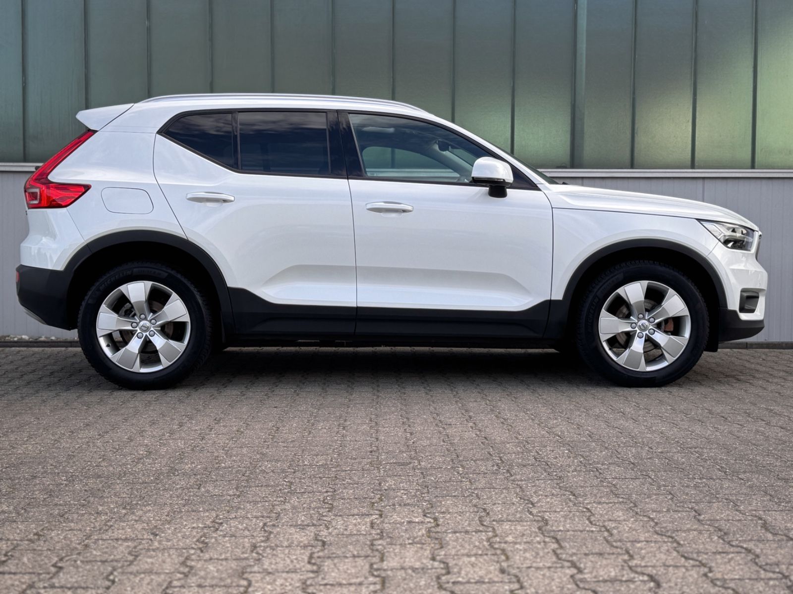 Fahrzeugabbildung Volvo XC40 1.5T3 Momentum Pro *ASSIST|PANO|NAVI|HIFI*