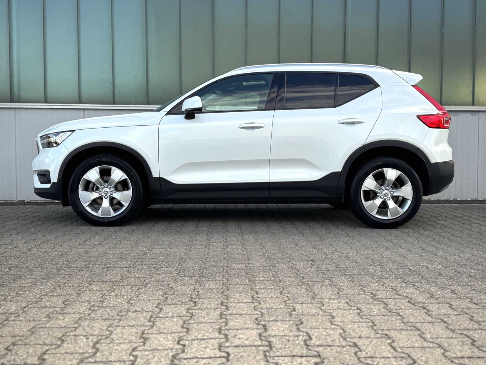 Fahrzeugabbildung Volvo XC40 1.5T3 Momentum Pro *ASSIST|PANO|NAVI|HIFI*