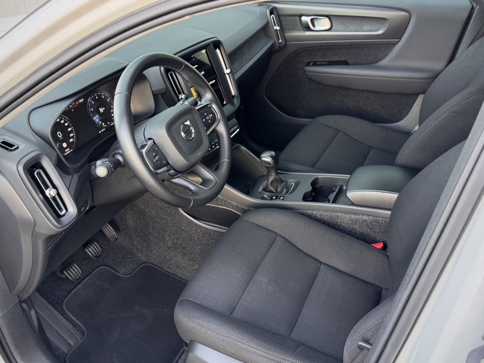 Fahrzeugabbildung Volvo XC40 1.5 T2 Momentum Core*NAVI|LED|CAM|SHZ|1.HD*